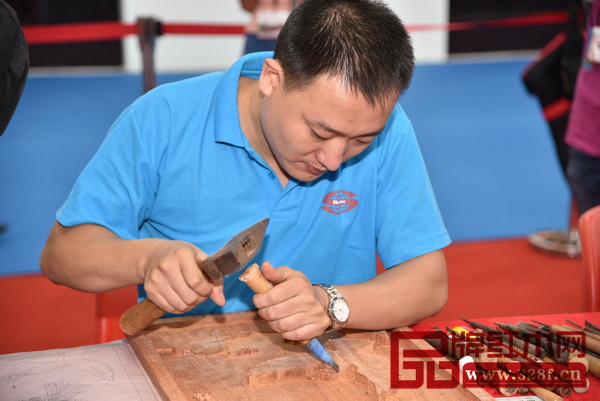 在2015年“深圳紅木展”上,傳統(tǒng)工匠現(xiàn)場展示木雕技術(shù) 在2015年“深圳紅木展”上,傳統(tǒng)工匠現(xiàn)場展示木雕技術(shù)