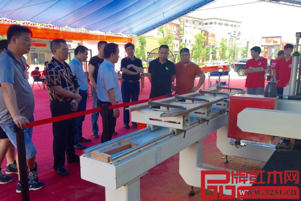 佳能機(jī)械首次數(shù)控木工生產(chǎn)線展示推介活動(dòng)吸引眾多紅木廠商現(xiàn)場(chǎng)觀摩 佳能機(jī)械首次數(shù)控木工生產(chǎn)線展示推介活動(dòng)吸引眾多紅木廠商現(xiàn)場(chǎng)觀摩