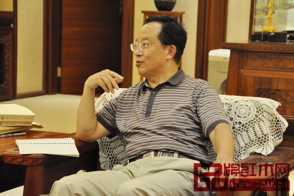 全聯(lián)藝術(shù)紅木家具專委會專家顧問、華南農(nóng)業(yè)大學博士生導師李凱夫認為,紅木行業(yè)應該提出新的發(fā)展思路 全聯(lián)藝術(shù)紅木家具專委會專家顧問、華南農(nóng)業(yè)大學博士生導師李凱夫認為,紅木行業(yè)應該提出新的發(fā)展思路