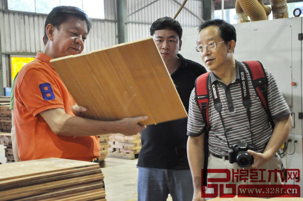 討論結(jié)束后,李凱夫教授還參觀走訪了國壽紅木的工廠 討論結(jié)束后,李凱夫教授還參觀走訪了國壽紅木的工廠