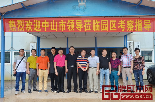 中山市經(jīng)濟(jì)和信息化局副調(diào)研員葉建偉(右五),中山市經(jīng)濟(jì)和信息化局工業(yè)科主任科員黃家穎(右一),中山市大涌鎮(zhèn)原黨委委員謝巧明(左五),大涌鎮(zhèn)經(jīng)濟(jì)發(fā)展和科技信息局局長鄭獻(xiàn)輝(右二),大涌鎮(zhèn)科技質(zhì)監(jiān)辦主任林章桂(左一),大涌鎮(zhèn)投資服務(wù)中心辦事員李伴曦(左二),新興縣經(jīng)信局黨組副書記楊惠培(右七),項(xiàng)目股東中山東陽紅木商會會長、長豐紅木董事長陳新豐(右六),王士豐精雕紅木董事長王士豐(右三),紫木軒紅木董事長王光輝(左四),名典紅木董事長朱永德(左三),創(chuàng)輝紅木總經(jīng)理陸仁進(jìn)(右四)合影留念 中山市經(jīng)濟(jì)和信息化局副調(diào)研員葉建偉(右五),中山市經(jīng)濟(jì)和信息化局工業(yè)科主任科員黃家穎(右一),中山市大涌鎮(zhèn)原黨委委員謝巧明(左五),大涌鎮(zhèn)經(jīng)濟(jì)發(fā)展和科技信息局局長鄭獻(xiàn)輝(右二),大涌鎮(zhèn)科技質(zhì)監(jiān)辦主任林章桂(左一),大涌鎮(zhèn)投資服務(wù)中心辦事員李伴曦(左二),新興縣經(jīng)信局黨組副書記楊惠培(右七),項(xiàng)目股東中山東陽紅木商會會長、長豐紅木董事長陳新豐(右六),王士豐精雕紅木董事長王士豐(右三),紫木軒紅木董事長王光輝(左四),名典紅木董事長朱永德(左三),創(chuàng)輝紅木總經(jīng)理陸仁進(jìn)(右四)合影留念