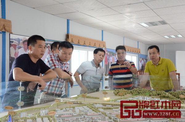 考察團(tuán)在新興縣紅木家具產(chǎn)業(yè)園建設(shè)指揮部參觀指導(dǎo) 考察團(tuán)在新興縣紅木家具產(chǎn)業(yè)園建設(shè)指揮部參觀指導(dǎo)