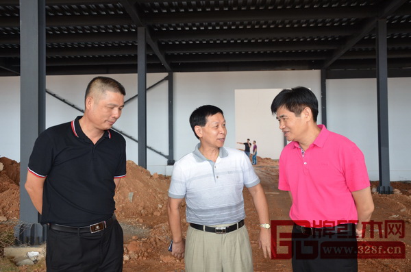 中山市經(jīng)濟(jì)和信息化局副調(diào)研員葉建偉(中)、中山市大涌鎮(zhèn)原黨委委員謝巧明(右)、新興縣經(jīng)信局黨組副書記楊惠培(左)在工地現(xiàn)場討論項(xiàng)目實(shí)施情況 中山市經(jīng)濟(jì)和信息化局副調(diào)研員葉建偉(中)、中山市大涌鎮(zhèn)原黨委委員謝巧明(右)、新興縣經(jīng)信局黨組副書記楊惠培(左)在工地現(xiàn)場討論項(xiàng)目實(shí)施情況