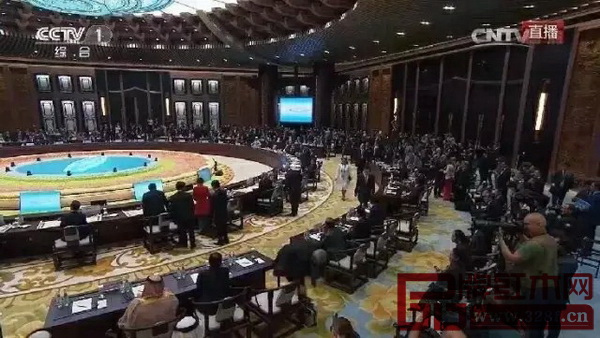 現(xiàn)場的所有會議椅選用了端莊、舒適的紅木家具 現(xiàn)場的所有會議椅選用了端莊、舒適的紅木家具