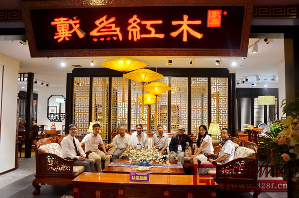 全國工商聯(lián)執(zhí)委、全聯(lián)民間文物藝術品商會會長宋建文(右四),原故宮博物院文??萍疾恐魅?、古典紅木家具專家曹靜樓(左四),《紅木家具通用技術條件》標準主要起草人之一曹新民(左三),華南農(nóng)業(yè)大學教授李凱夫(右一),家具行業(yè)資深媒體人王周(右三),在全聯(lián)藝術紅木家具專委會執(zhí)行會長林偉華(左二)的陪同下,蒞臨戴為紅木紅博城店參觀 全國工商聯(lián)執(zhí)委、全聯(lián)民間文物藝術品商會會長宋建文(右四),原故宮博物院文??萍疾恐魅巍⒐诺浼t木家具專家曹靜樓(左四),《紅木家具通用技術條件》標準主要起草人之一曹新民(左三),華南農(nóng)業(yè)大學教授李凱夫(右一),家具行業(yè)資深媒體人王周(右三),在全聯(lián)藝術紅木家具專委會執(zhí)行會長林偉華(左二)的陪同下,蒞臨戴為紅木紅博城店參觀