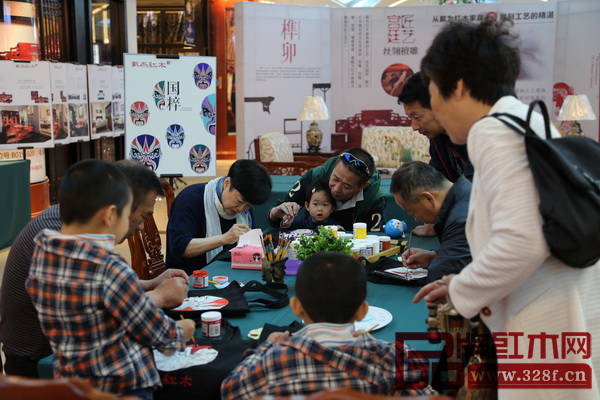 參與戴為紅木主題活動的顧客與小孩通力合作,享受一段永恒的幸福時光 參與戴為紅木主題活動的顧客與小孩通力合作,享受一段永恒的幸福時光