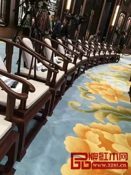 G20主會場內的紅木家具和木雕作品成為會議的一大亮點 G20主會場內的紅木家具和木雕作品成為會議的一大亮點
