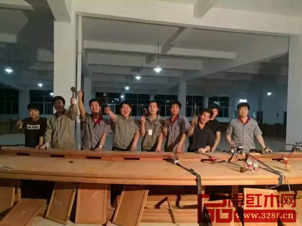 明堂紅木的工匠用精湛的手藝和自信的態(tài)度向世人詮釋何為“工匠精神” 明堂紅木的工匠用精湛的手藝和自信的態(tài)度向世人詮釋何為“工匠精神”