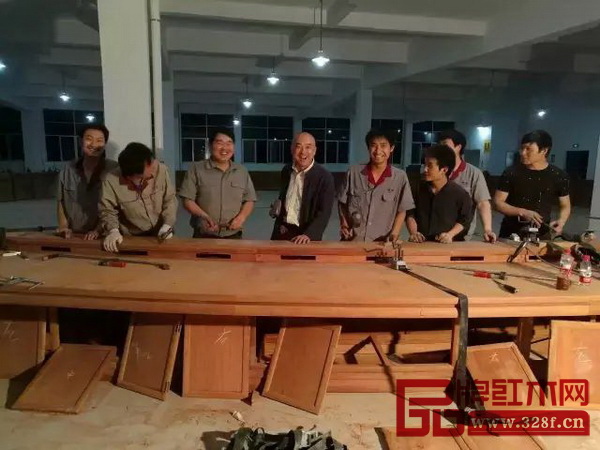 明堂紅木的工匠用精湛的手藝和自信的態(tài)度向世人詮釋何為“工匠精神” 