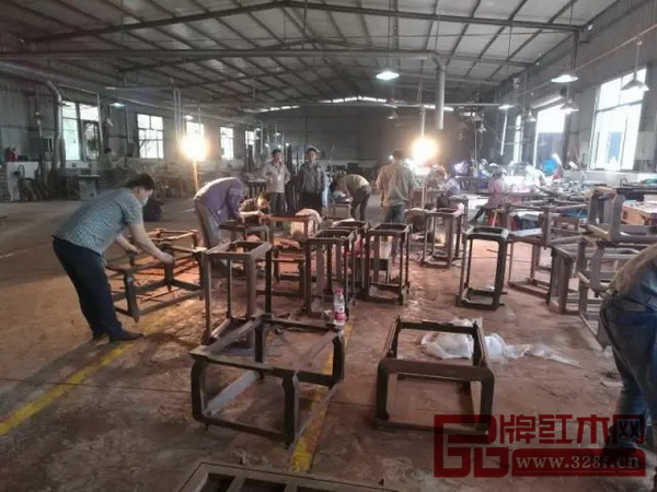 為了保證良好的品質,工匠們在不同崗位上傾盡努力 為了保證良好的品質,工匠們在不同崗位上傾盡努力