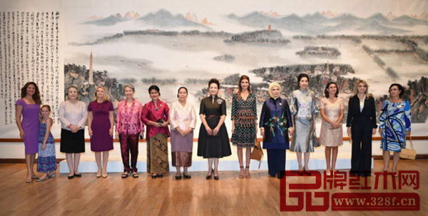 9月5日,國(guó)家主席習(xí)近平夫人彭麗媛邀請(qǐng)G20杭州峰會(huì)外方代表團(tuán)團(tuán)長(zhǎng)夫人參觀中國(guó)美術(shù)學(xué)院 9月5日,國(guó)家主席習(xí)近平夫人彭麗媛邀請(qǐng)G20杭州峰會(huì)外方代表團(tuán)團(tuán)長(zhǎng)夫人參觀中國(guó)美術(shù)學(xué)院