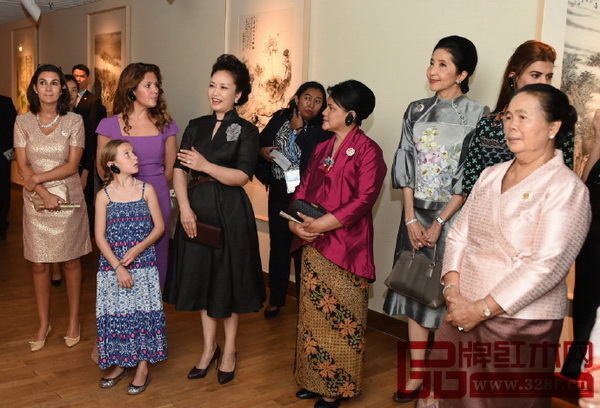 彭麗媛和來(lái)賓們?cè)凇段飨o(jì)勝圖》、《朱荷圖軸》等經(jīng)典國(guó)畫(huà)作品前駐足觀看