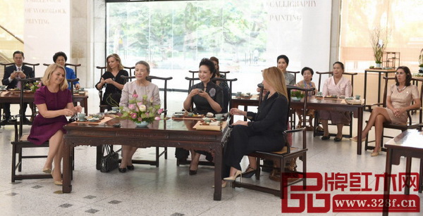 彭麗媛選用了老撾大紅酸枝（交趾黃檀）茶臺(tái)接待外賓夫人