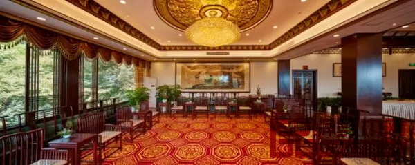 設(shè)宴的樓外樓也采用了紅木家具