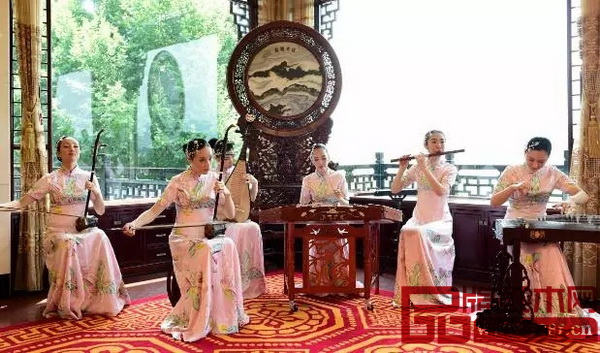 充滿江南韻味的文藝演出場(chǎng)地背后的紅木屏風(fēng)引人注目