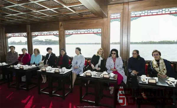 彭麗媛與出席2014年APEC會(huì)議的各國(guó)元首夫人一起乘畫(huà)舫游覽昆明湖。擺在她們面前就是紅木茶幾。