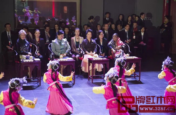 彭麗媛和來(lái)賓們坐在紅木圈椅上，近距離地感受到北京傳統(tǒng)文化的巨大魅力