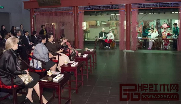 彭麗媛和來(lái)賓們坐在紅木圈椅上，近距離地感受到北京傳統(tǒng)文化的巨大魅力