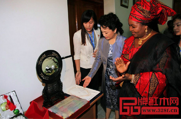 2013年3月，彭麗媛向坦桑尼亞“婦女與發(fā)展基金會(huì)”贈(zèng)送護(hù)膚品百雀羚和大熊貓蜀繡