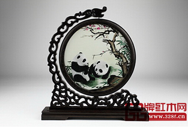 2013年3月，彭麗媛向坦桑尼亞“婦女與發(fā)展基金會(huì)”贈(zèng)送護(hù)膚品百雀羚和大熊貓蜀繡