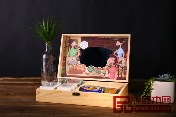 2013年3月，彭麗媛向坦桑尼亞“婦女與發(fā)展基金會(huì)”贈(zèng)送護(hù)膚品百雀羚和大熊貓蜀繡