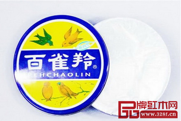 2013年3月，彭麗媛向坦桑尼亞“婦女與發(fā)展基金會(huì)”贈(zèng)送護(hù)膚品百雀羚和大熊貓蜀繡