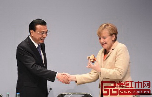 2014年10月，李克強(qiáng)向德國(guó)總理默克爾贈(zèng)送魯班鎖。