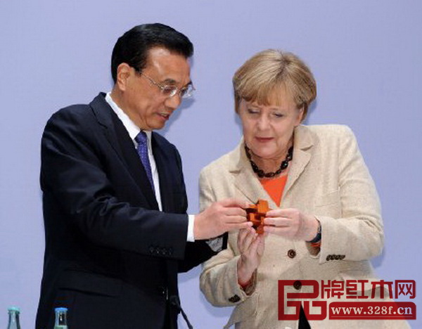 2014年10月，李克強(qiáng)向德國(guó)總理默克爾贈(zèng)送魯班鎖。