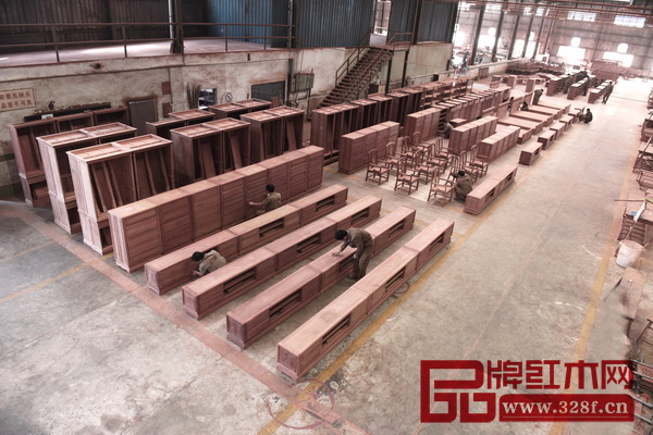 國壽紅木專營緬甸花梨(大果紫檀)家具,生產(chǎn)車間擺放整齊的緬甸花梨家具半成品 國壽紅木專營緬甸花梨(大果紫檀)家具,生產(chǎn)車間擺放整齊的緬甸花梨家具半成品