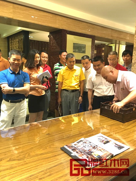 考察團(tuán)一行在工作人員的介紹下參觀了參觀紅古軒紅木文化體驗(yàn)館 考察團(tuán)一行在工作人員的介紹下參觀了參觀紅古軒紅木文化體驗(yàn)館