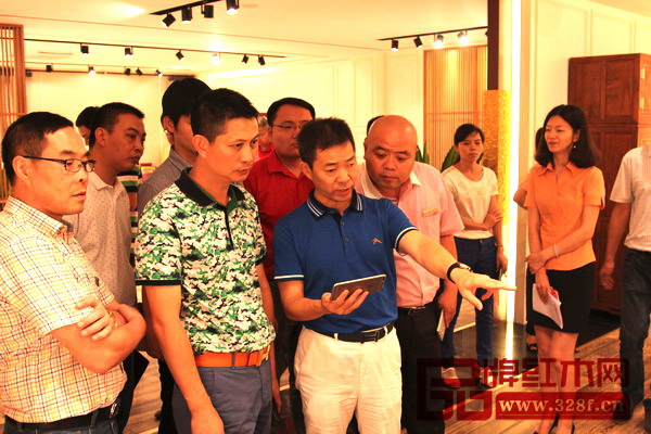 中泰龍董事長(zhǎng)、總裁陳秋桂在參觀紅古軒紅木文化體驗(yàn)館時(shí)向紅古軒總經(jīng)理吳赤宇提出指導(dǎo)意見(jiàn) 中泰龍董事長(zhǎng)、總裁陳秋桂在參觀紅古軒紅木文化體驗(yàn)館時(shí)向紅古軒總經(jīng)理吳赤宇提出指導(dǎo)意見(jiàn)