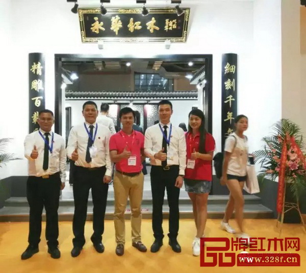 弘木傳媒CEO林偉華(中)與廣州永華紅木團隊合影 弘木傳媒CEO林偉華(中)與廣州永華紅木團隊合影