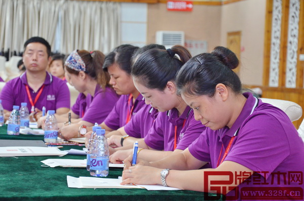 博大家具2016終端精英特訓(xùn)營導(dǎo)師授課環(huán)節(jié),學(xué)員們認(rèn)真、專注 博大家具2016終端精英特訓(xùn)營導(dǎo)師授課環(huán)節(jié),學(xué)員們認(rèn)真、專注