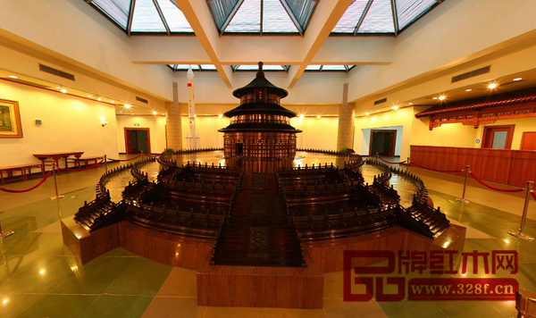 在陳麗華的中國紫檀博物館里,有一個1:8比例,高4.8米,直徑12米,重12噸的紫檀造北京天壇模型 在陳麗華的中國紫檀博物館里,有一個1:8比例,高4.8米,直徑12米,重12噸的紫檀造北京天壇模型