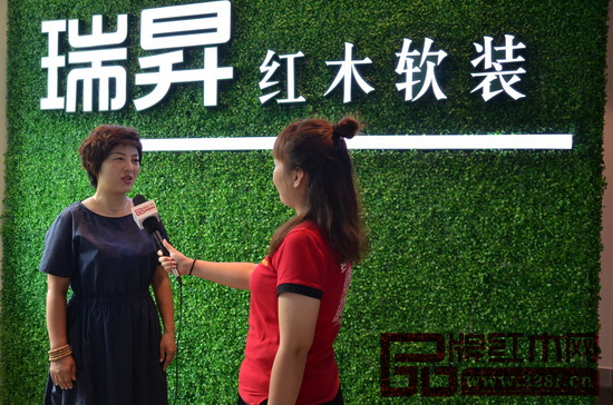 饒穎接受《品牌紅木》雜志采訪 饒穎接受《品牌紅木》雜志采訪