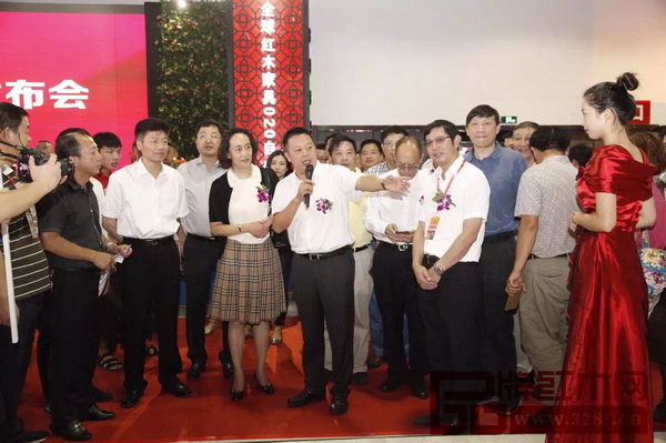 明堂紅木總經(jīng)理張向榮向參觀嘉賓介紹“首席” 明堂紅木總經(jīng)理張向榮向參觀嘉賓介紹“首席”