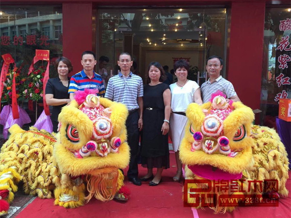 林木軒董事長朱南雄(左三)及妻子張麗青,加盟店負(fù)責(zé)人何美雅(左一),鄭海鷗(左二),鄭玉玲(右二),黃均和(右一)參加了開業(yè)典禮 林木軒董事長朱南雄(左三)及妻子張麗青,加盟店負(fù)責(zé)人何美雅(左一),鄭海鷗(左二),鄭玉玲(右二),黃均和(右一)參加了開業(yè)典禮