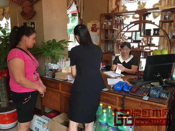 消費者選到心儀家具后馬上現(xiàn)場落單 消費者選到心儀家具后馬上現(xiàn)場落單