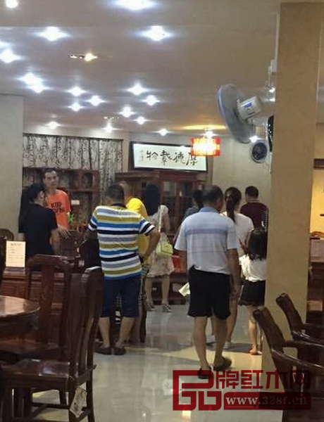 到店顧客流量大,現(xiàn)場人氣很旺 到店顧客流量大,現(xiàn)場人氣很旺