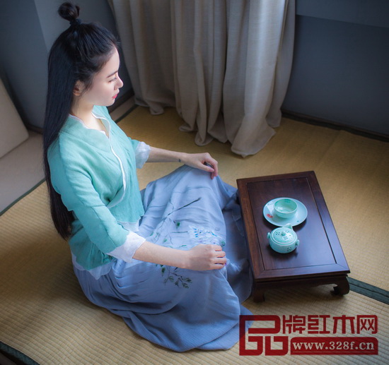 配以恰當(dāng)?shù)?、合適的中式元素,就能讓我們的居室散發(fā)出古典而別致的魅力 配以恰當(dāng)?shù)?、合適的中式元素,就能讓我們的居室散發(fā)出古典而別致的魅力