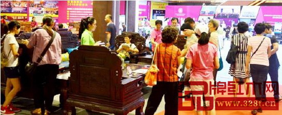 中山紅木全民狂歡團(tuán)購節(jié)價(jià)格親民,吸引眾多消費(fèi)者前來選購 中山紅木全民狂歡團(tuán)購節(jié)價(jià)格親民,吸引眾多消費(fèi)者前來選購