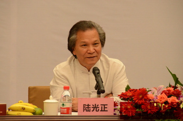 亞太地區(qū)手工藝大師、中國(guó)工藝美術(shù)大師陸光正對(duì)在新常態(tài)下木雕行業(yè)的發(fā)展及任務(wù)提出了明確的要求 亞太地區(qū)手工藝大師、中國(guó)工藝美術(shù)大師陸光正對(duì)在新常態(tài)下木雕行業(yè)的發(fā)展及任務(wù)提出了明確的要求