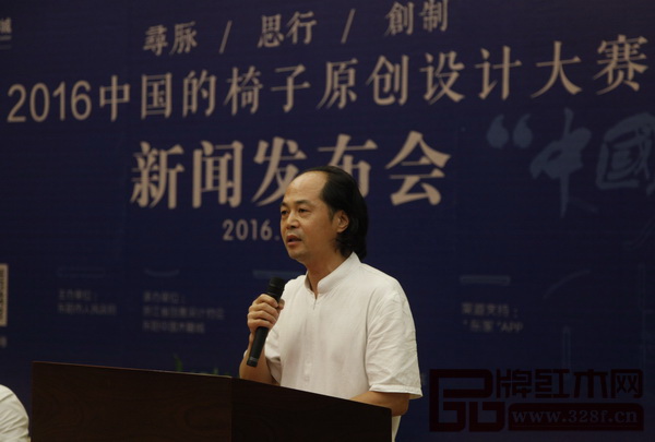 中國木雕藝術(shù)大師、東陽市古典紅木家具設(shè)計研究所所長、大清翰林古典藝術(shù)家具有限公司董事長兼總設(shè)計師吳騰飛闡述了本次大賽的重要性 中國木雕藝術(shù)大師、東陽市古典紅木家具設(shè)計研究所所長、大清翰林古典藝術(shù)家具有限公司董事長兼總設(shè)計師吳騰飛闡述了本次大賽的重要性