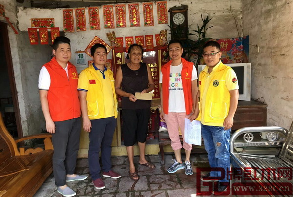 鴻運(yùn)堂總經(jīng)理蕭耀能（右二）與廣東獅子會(huì)香江分隊(duì)慰問孤寡老人，給老人們帶去了問候和關(guān)心