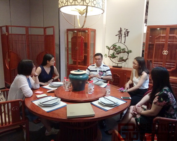 國(guó)壽紅木副董事長(zhǎng)陳淦凡(中)接受媒體采訪(fǎng) 國(guó)壽紅木副董事長(zhǎng)陳淦凡(中)接受媒體采訪(fǎng)