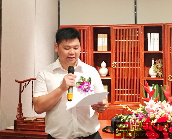 國(guó)壽紅木副總經(jīng)理王耀佳代表直營(yíng)店表示,世外桃源將會(huì)扎根廣州 國(guó)壽紅木副總經(jīng)理王耀佳代表直營(yíng)店表示,世外桃源將會(huì)扎根廣州