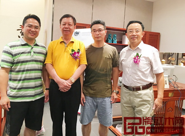 現(xiàn)場(chǎng)購(gòu)買(mǎi)世外桃源新明式家具客戶(hù)與國(guó)壽紅木董事長(zhǎng)陳國(guó)壽（左二）、華南農(nóng)業(yè)大學(xué)教授李凱夫（右一）合影
