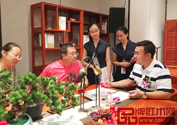 國(guó)壽紅木副董事長(zhǎng)陳淦凡(右一)正在總裁簽售 國(guó)壽紅木副董事長(zhǎng)陳淦凡(右一)正在總裁簽售