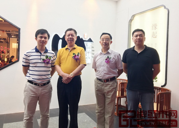 中國(guó)傳統(tǒng)工藝大師、國(guó)壽紅木董事長(zhǎng)陳國(guó)壽(左二),華南農(nóng)業(yè)大學(xué)教授、博士生導(dǎo)師李凱夫(左三),全聯(lián)藝術(shù)紅木家具專(zhuān)委會(huì)執(zhí)行會(huì)長(zhǎng)兼秘書(shū)長(zhǎng)、弘木傳媒CEO林偉華(左一),國(guó)壽紅木總經(jīng)理陳衛(wèi)棠(右一)合影 中國(guó)傳統(tǒng)工藝大師、國(guó)壽紅木董事長(zhǎng)陳國(guó)壽(左二),華南農(nóng)業(yè)大學(xué)教授、博士生導(dǎo)師李凱夫(左三),全聯(lián)藝術(shù)紅木家具專(zhuān)委會(huì)執(zhí)行會(huì)長(zhǎng)兼秘書(shū)長(zhǎng)、弘木傳媒CEO林偉華(左一),國(guó)壽紅木總經(jīng)理陳衛(wèi)棠(右一)合影