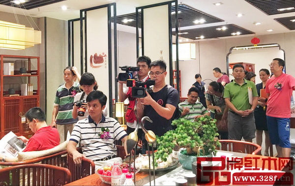 國(guó)壽紅木·世外桃源廣州琶洲吉盛偉邦店現(xiàn)場(chǎng)人氣火爆 國(guó)壽紅木·世外桃源廣州琶洲吉盛偉邦店現(xiàn)場(chǎng)人氣火爆